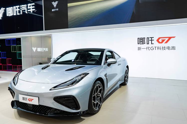 成都221哪吒汽车在智能汽车领域的表现，领途汽车在新能源汽车市场中的影响力